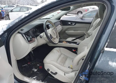 2021 Volvo Xc60 T5 Momentum z USA, uszkodzony, nr VIN YV4102RK7M1827186